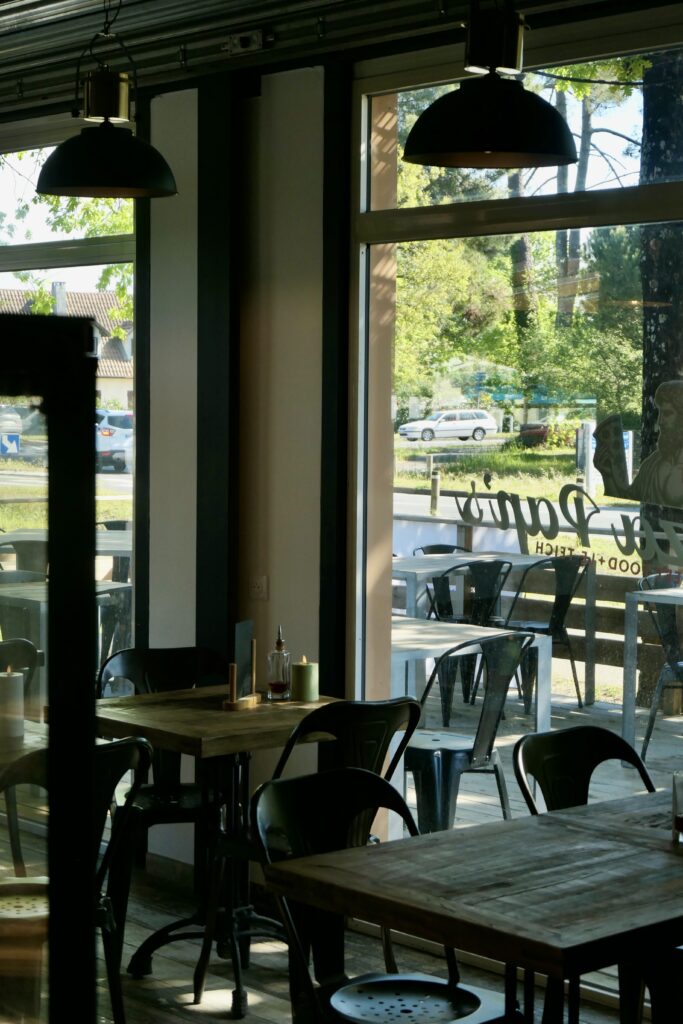 Salle avec vue sur la terrasse de Pizza Pap's au Teich, adresse de street food italienne authentique et faite maison.