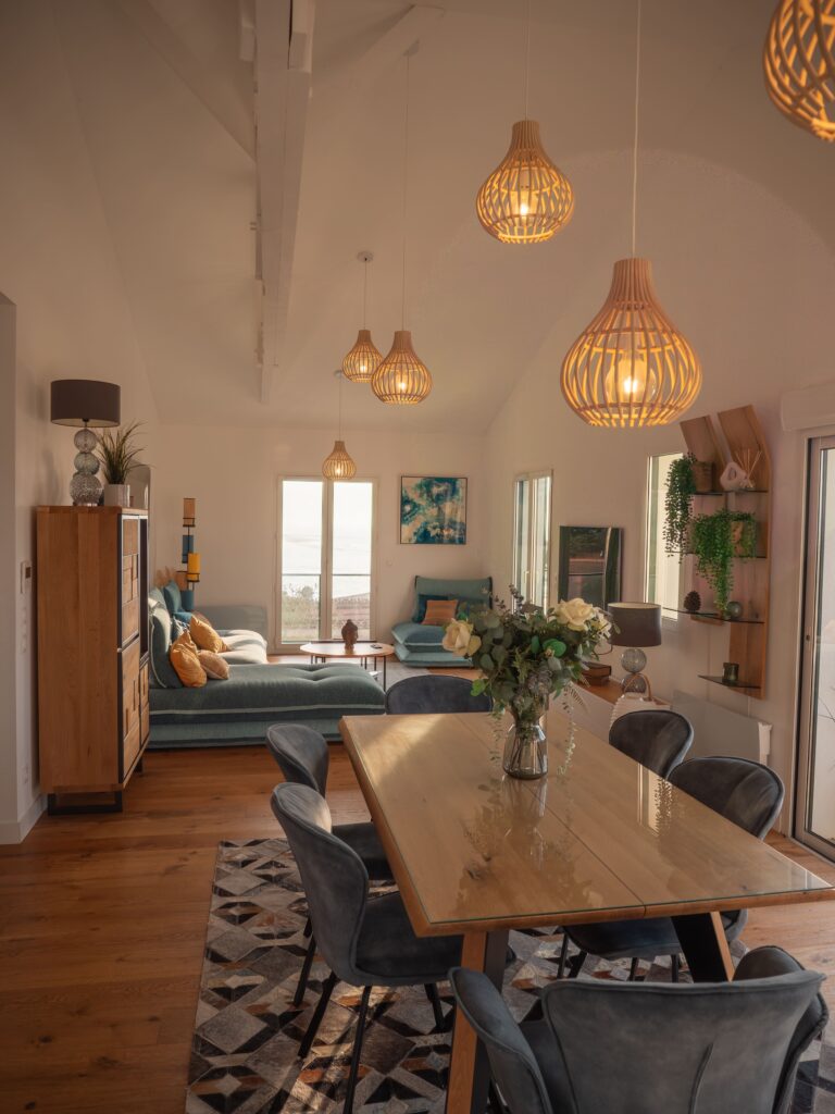 Salon et salle à manger du cocon Panorama. Appartement luxueux proposé par Les Cocons du Bassin, au dessus de la Co(o)rniche à Pyla-sur-Mer.