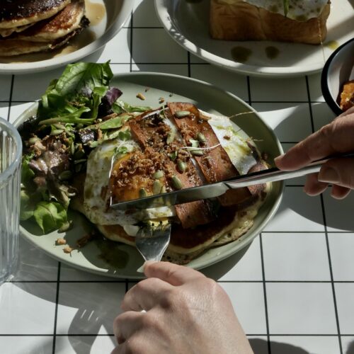 Assiettes à la carte du coffee shop et brunch Hona à Biscarrosse-Plage. Pancakes salés au bacon végétal.