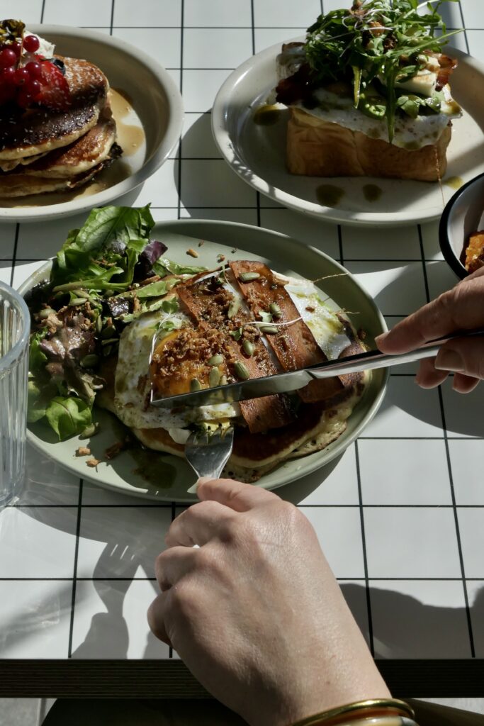 Assiettes à la carte du coffee shop et brunch Hona à Biscarrosse-Plage. Pancakes salés au bacon végétal.