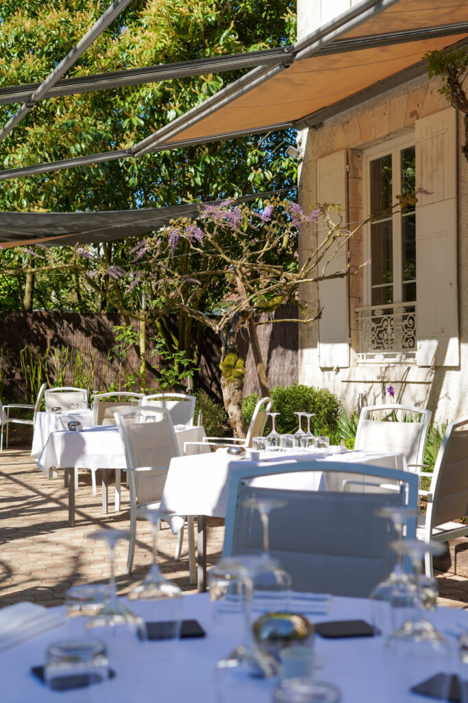 TERRASSE EXTERIEURE POUR DEJEUNER DANS UN GRAND JARDIN AU CALME CÔTÉ SAVEURS À ORLÉANS