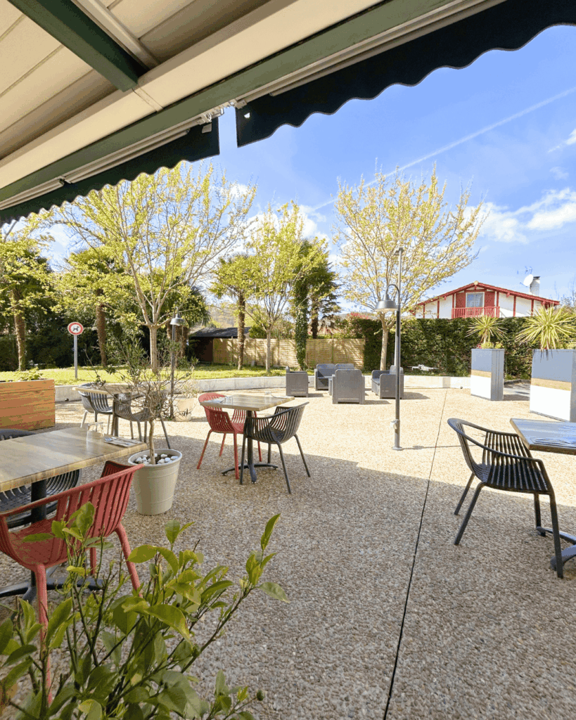 terrasse de la table d'anto à saint pee sur nivelle