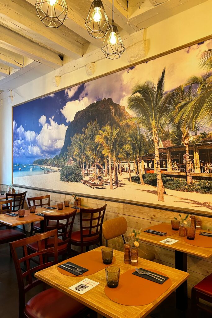 Salle de restaurant décoration plage exotique