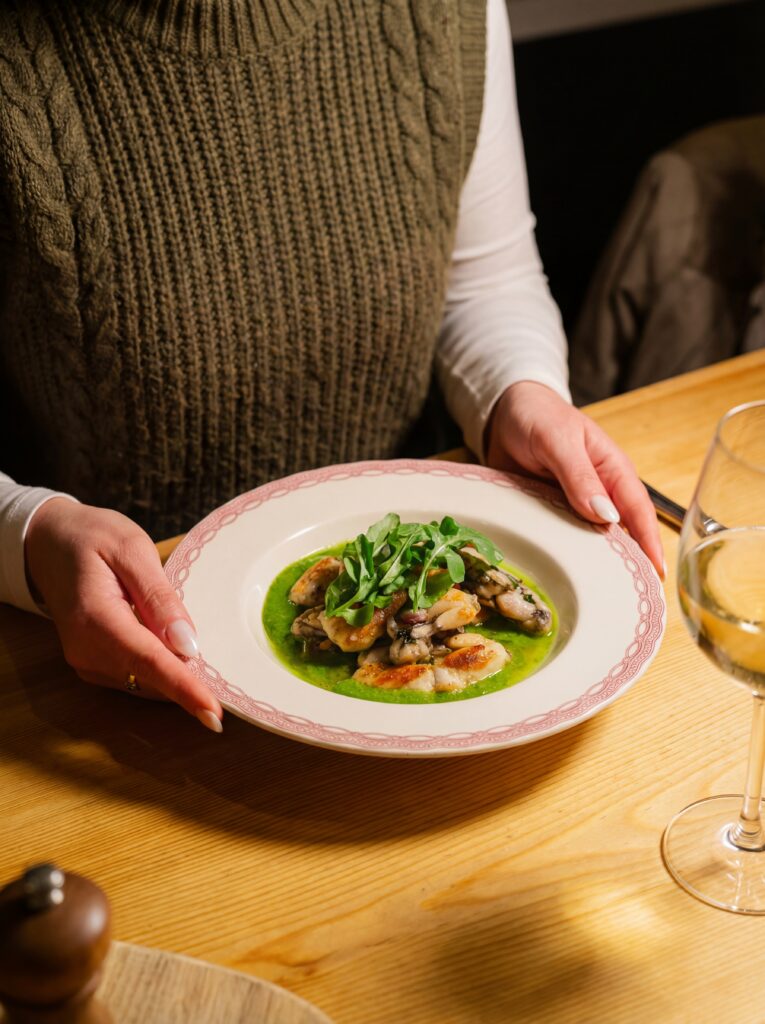 Le plat : les cuisses de grenouilles au Hibou saint Michel