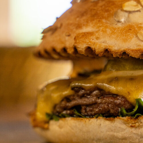 Le snack bar du Champagne Wake Park propose des burgers, des wraps, des salades et des croque-monsieur