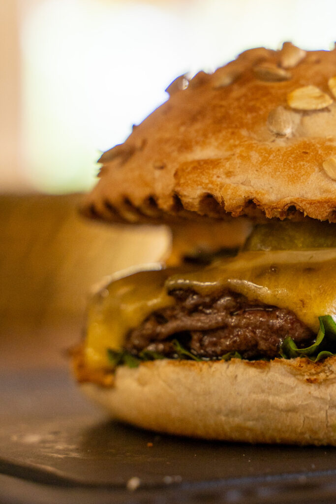 Le snack bar du Champagne Wake Park propose des burgers, des wraps, des salades et des croque-monsieur