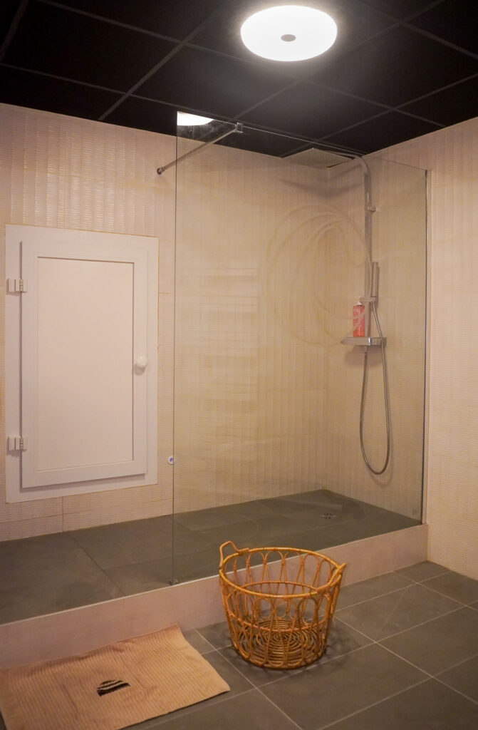 Le bassin est dans une salle de bain dédiée