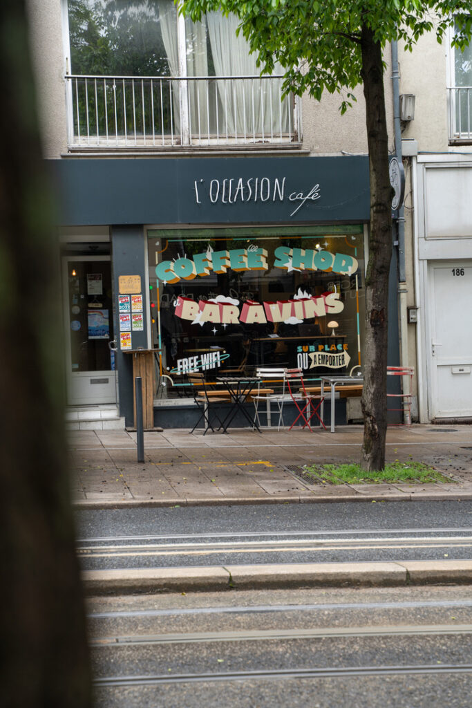 L'Occasion dispose d'une terrasse