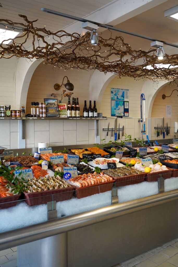 L'étalage des produits frais à Atelier des Poissonniers Olivet
