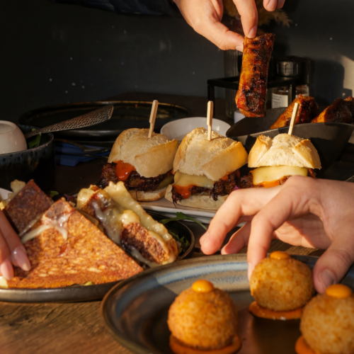 Table remplie de tapas à partager chez French Taperia