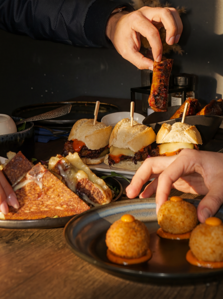 Table remplie de tapas à partager chez French Taperia