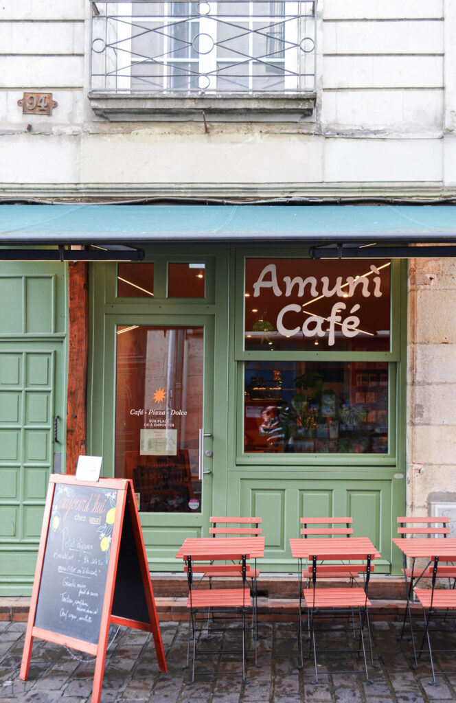 La devanture du coffee shop/cantine Amuni Café à Tours