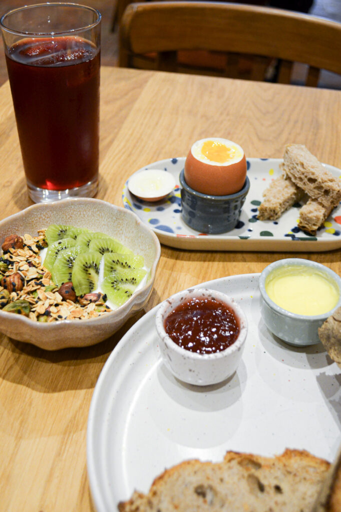Un petit-déjeuner du coffee shop/cantine Amuni Café à Tours