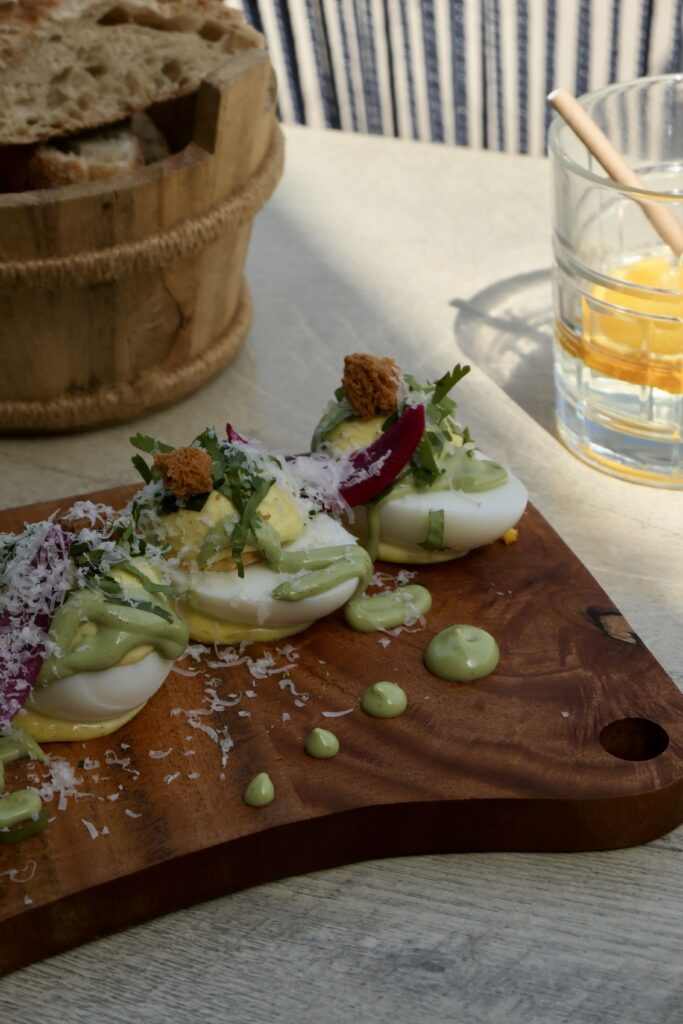 Planche d'oeufs mimosas revisités et cocktail au restaurant traditionnel et bar Le New Central au Teich.