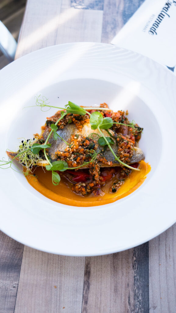 Filet de daurade avec sauce vierge au menu du restaurant l'Escalumade à Gujan-Mestras.
