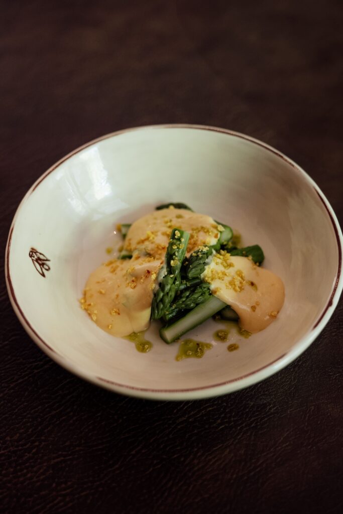 Une entrée à base d'asperges du restaurant Aux Envies