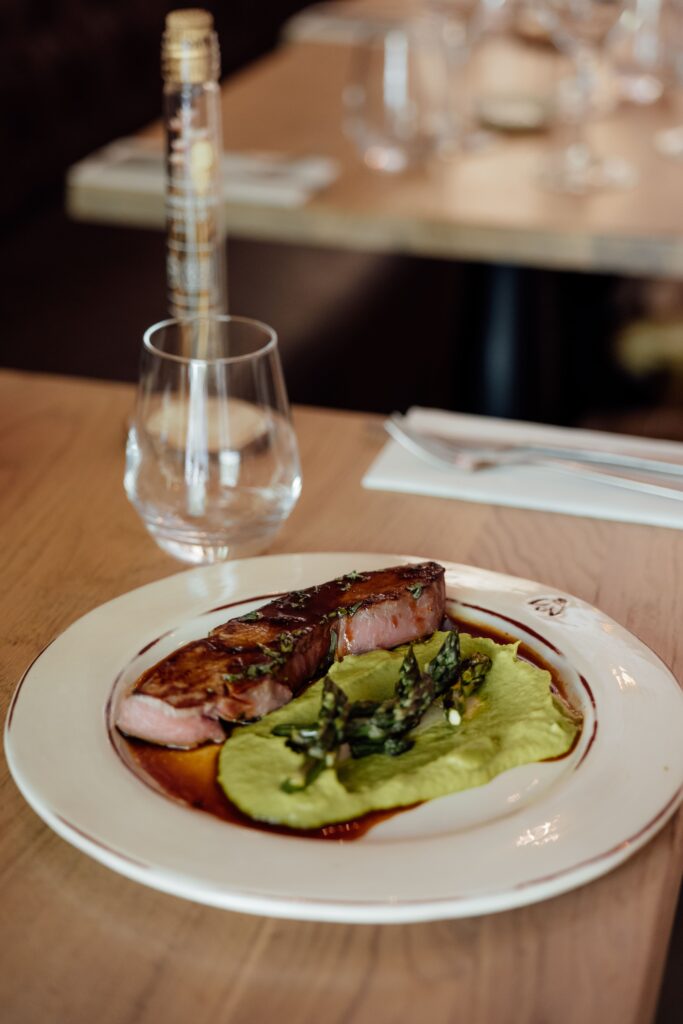 Quasi de veau et asperges du restaurant Aux Envies