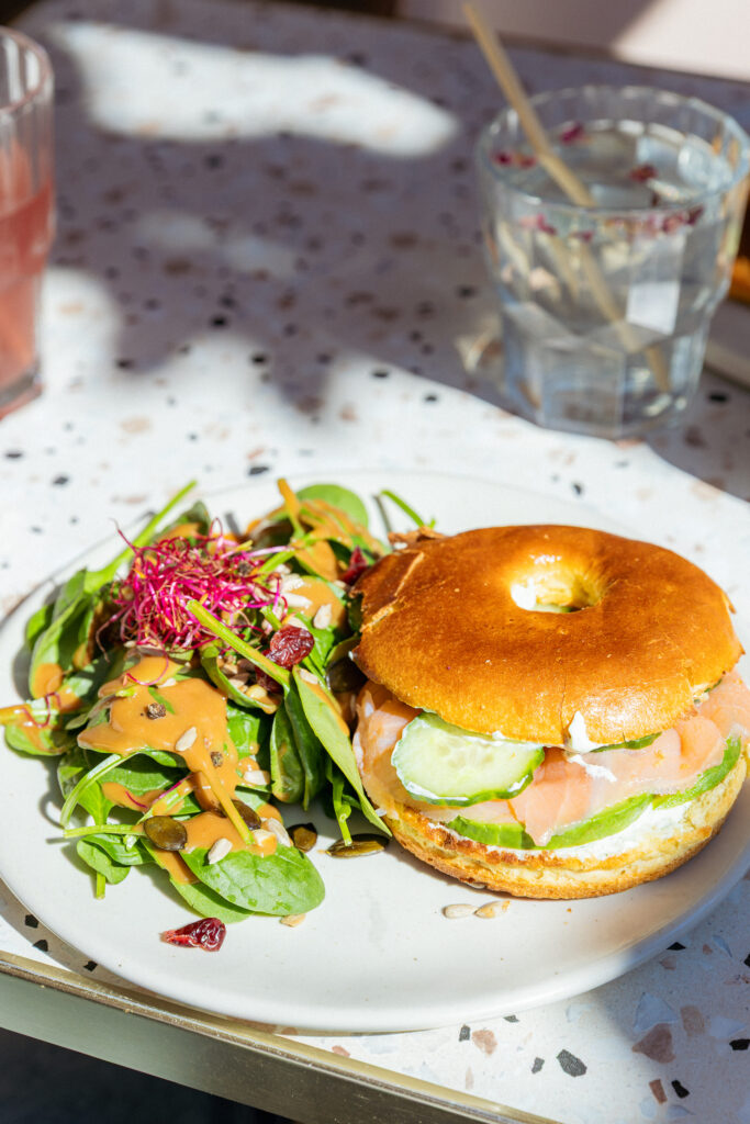 Le bagel formule brunch chez Dimanche à Canet-en-Roussillon
