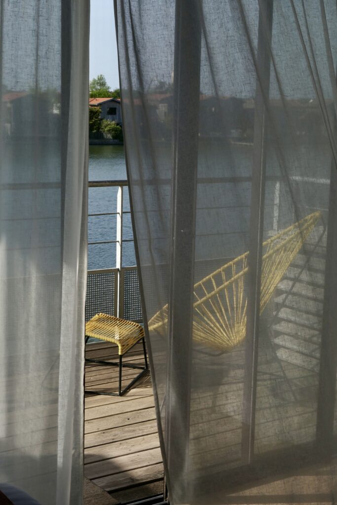 Une des terrasses, avec vue sur l'eau, dans les suites disponibles à la résidence hôtelière Les 12 de Larros au port de Larros, à Gujan-Mestras.