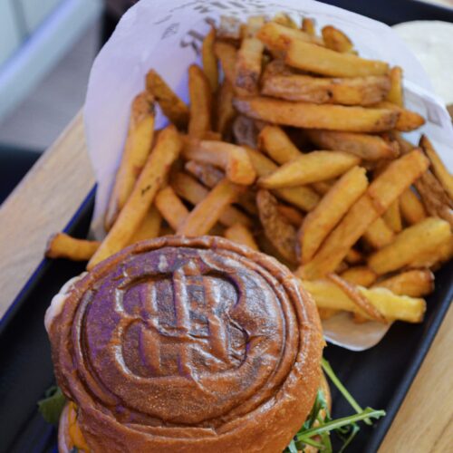 Un plat de burger et frites belges du restaurant La Baraque à Burger à Tours