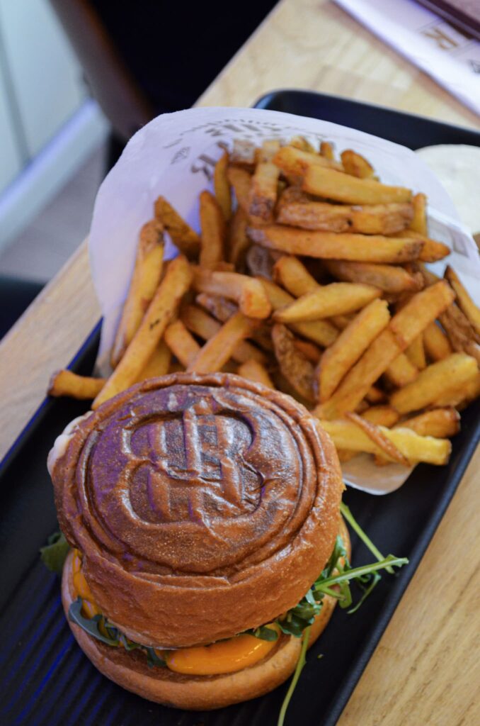 Un plat de burger et frites belges du restaurant La Baraque à Burger à Tours