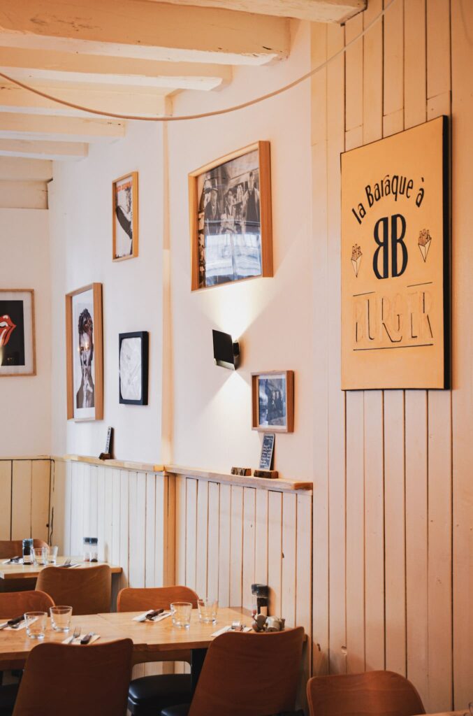 Les affiches rétro et la décoration du restaurant La Baraque à Burger à Tours