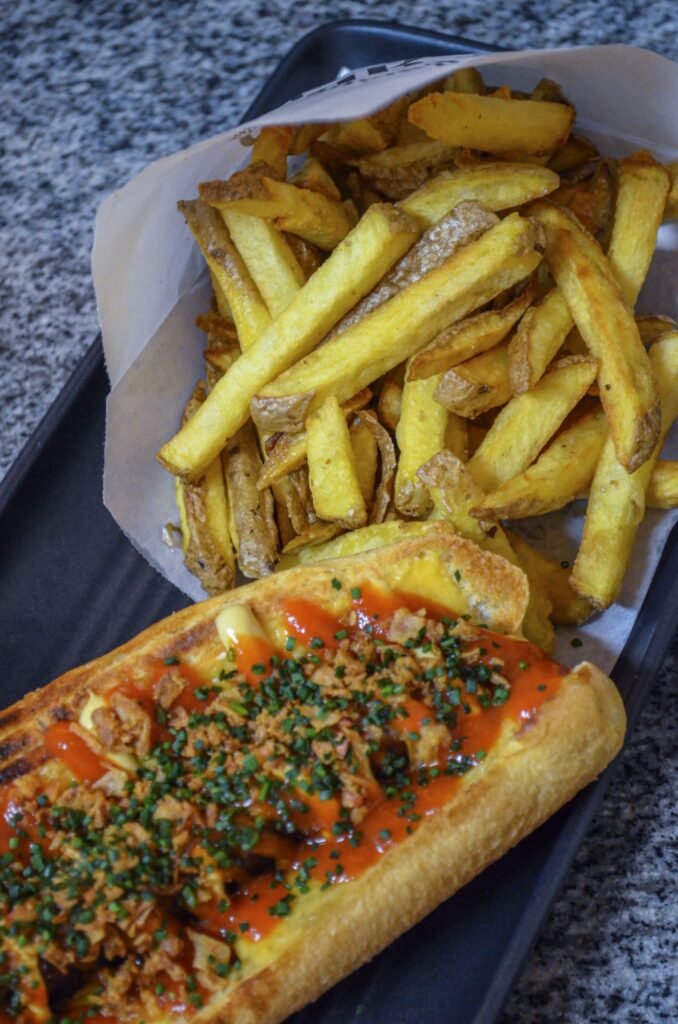 Un hot-dog et des frites belges du restaurant La Baraque à Burger à Tours