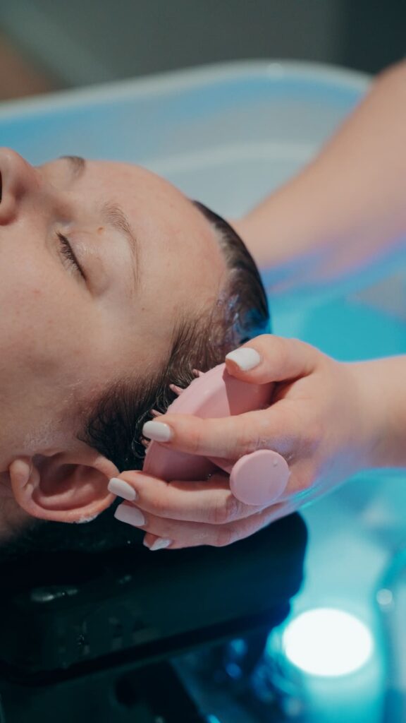 Un soin Head Spa dans l'institut Belle & Rebelle