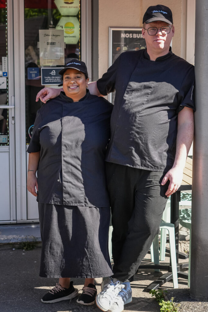 Hélène et Arnaud devant le restaurant Bibous Burgers au Havre