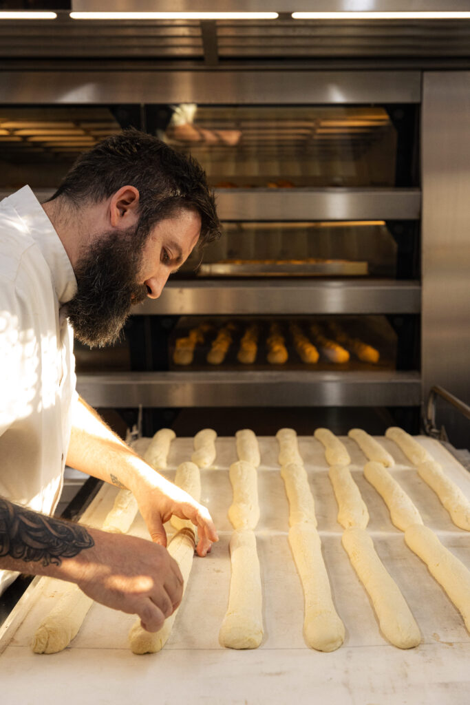 Le boulanger chez La Crème de la Crème à Saint-Esteve
