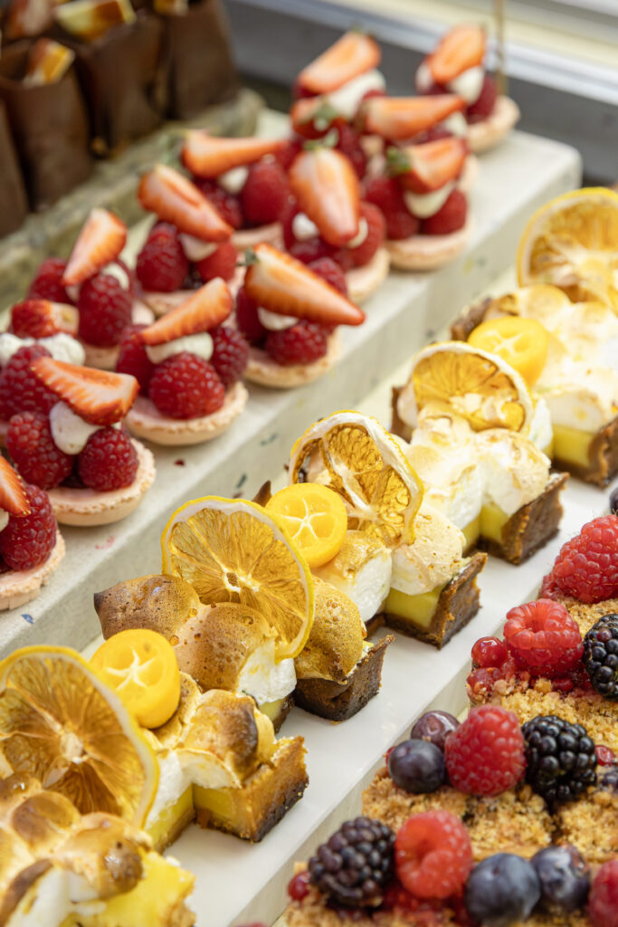 Le buffet dessert en libre dégustation au Clos des Lys à Perpignan