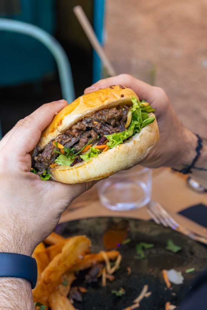 Le burger signature de l'Arbre du Voyageur à Collioure