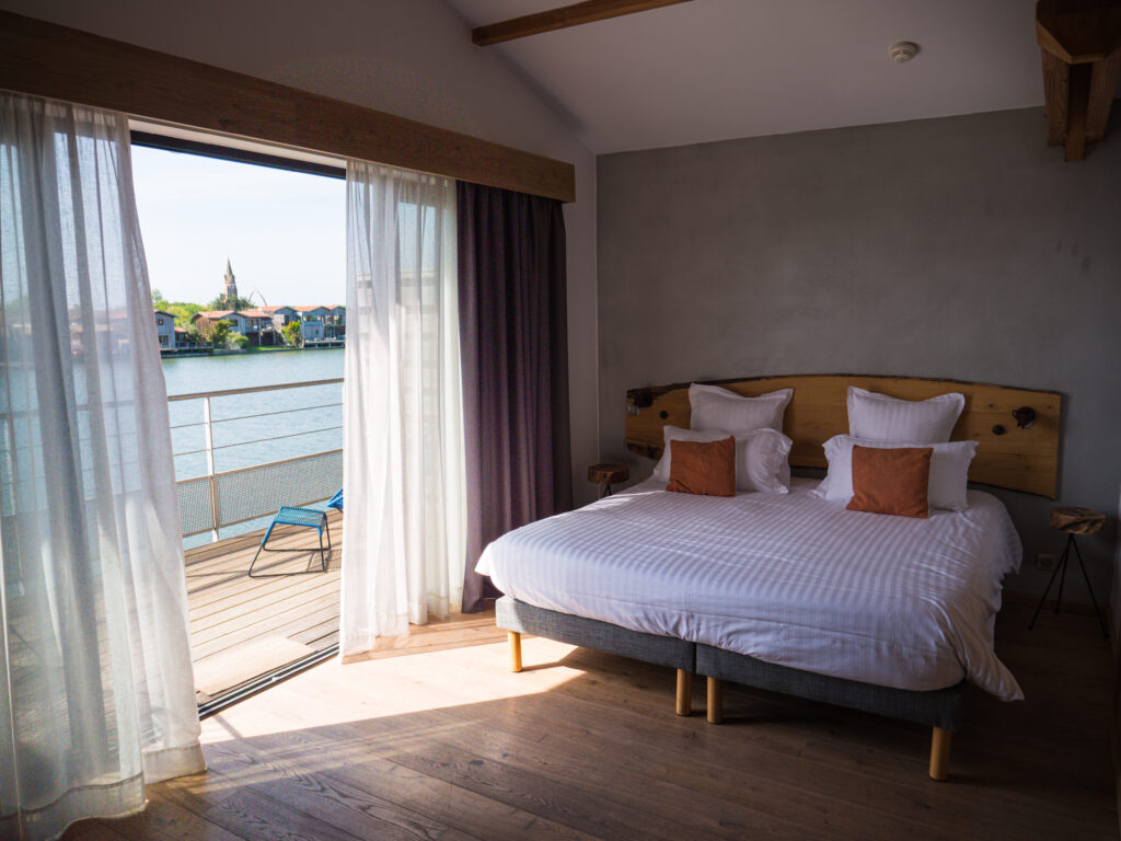 Chambre double des suites disponibles à la résidence hôtelière Les 12 de Larros au port de Larros, à Gujan-Mestras.