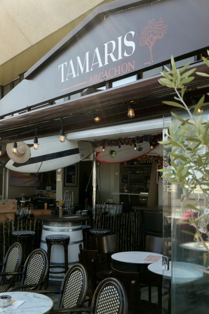 Devanture et terrasse du restaurant méditerranéen Tamaris à Arcachon.