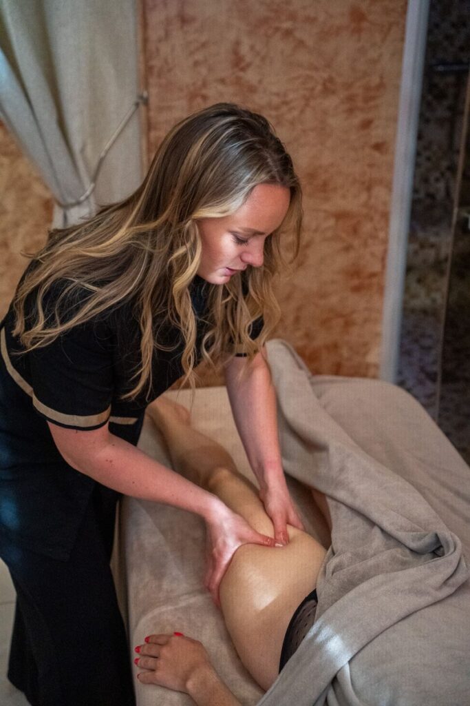 Un drainage lymphatique réalisé à L'ILe Royale, institut de beauté et salon de coiffure à quelques minutes de Limoges