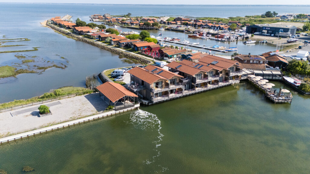 Emplacement et vue aérienne des suites disponibles à la résidence hôtelière Les 12 de Larros au port de Larros, à Gujan-Mestras.