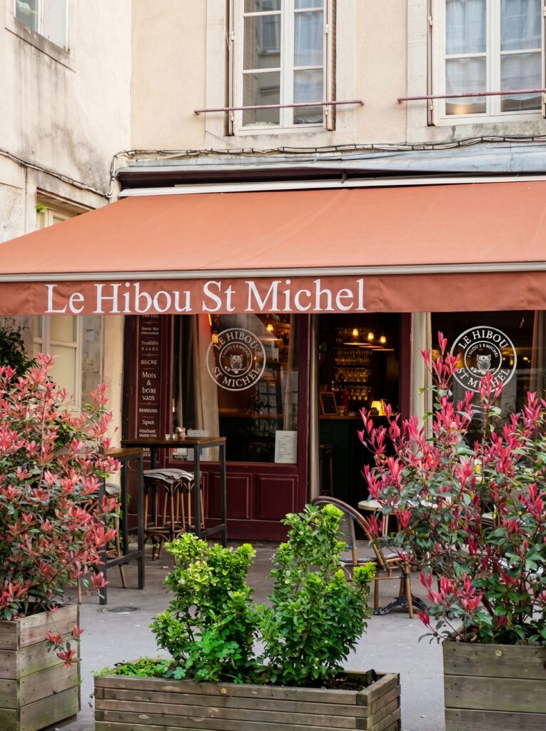 La devanture du Hibou Saint Michel