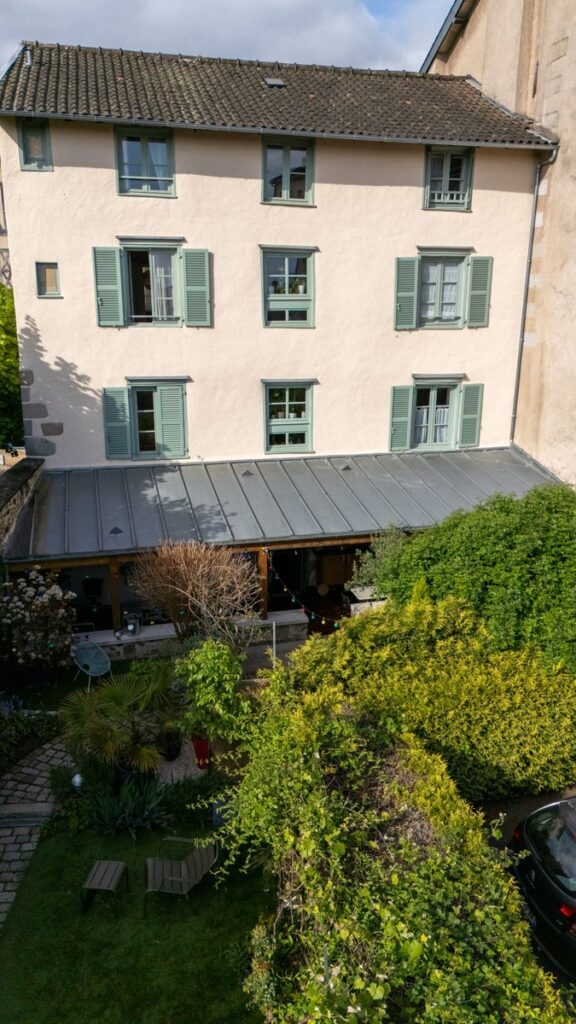 L'extérieur de la maison d'hôte Les Allois au coeur du quartier médiéval de Limoges, avec vue sur la cathédrale