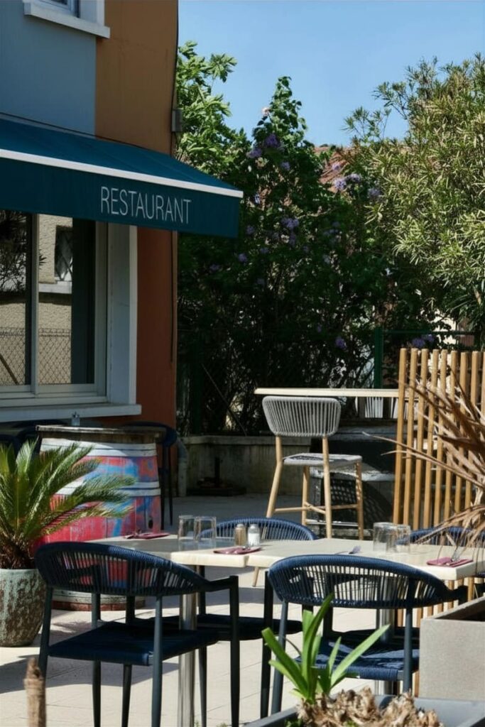 Terrasse et devanture du restaurant traditionnel et bar Le New Central au Teich.