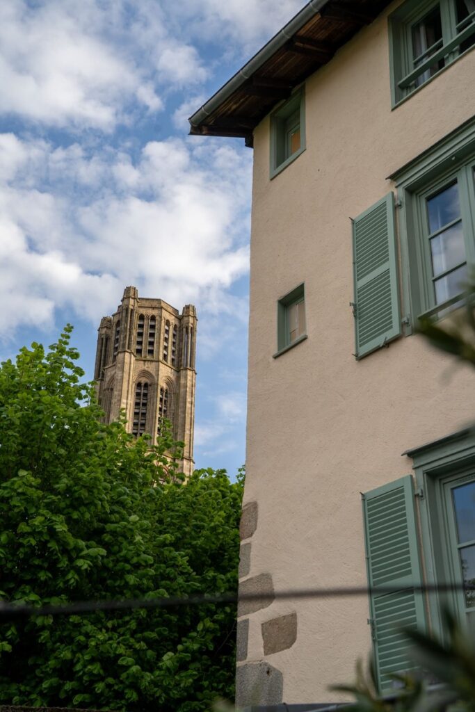 La vue sur la cathédrale de la maison d'hôte Les Allois au coeur du quartier médiéval de Limoges