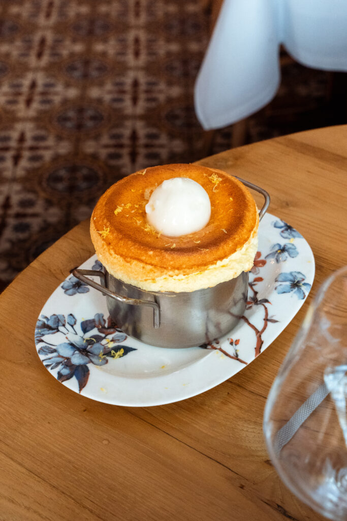 Le soufflé au citron, disposé sur une vaisselle en porcelaine
