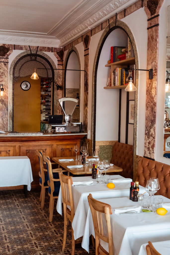 Intérieur de la salle du restaurant Franchin, avec les tables dressées