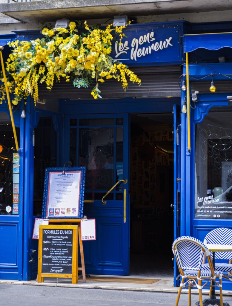 La devanture colorée du restaurant Les Gens Heureux à Tours