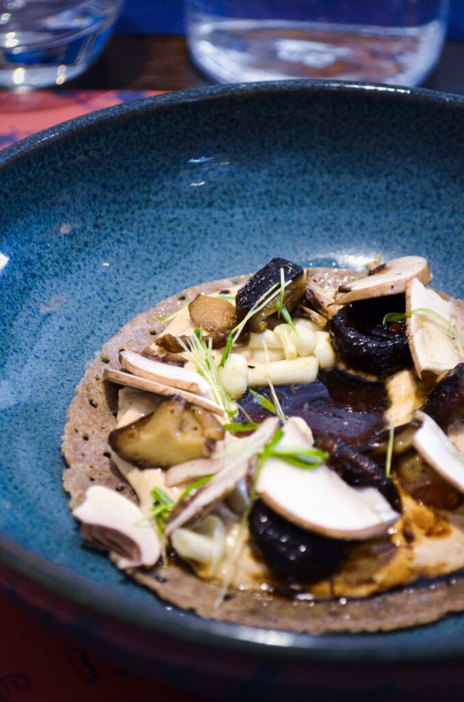 Une entrée à base de champignons du restaurant Les Gens Heureux à Tours