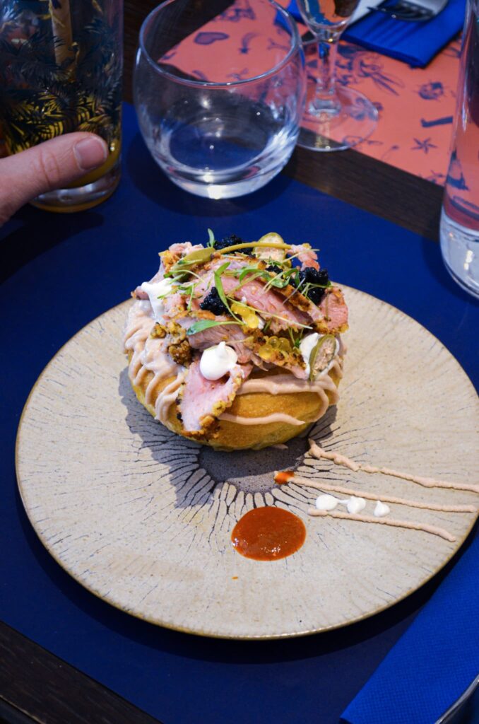 Une entrée focaccia thon et veau du restaurant Les Gens Heureux à Tours