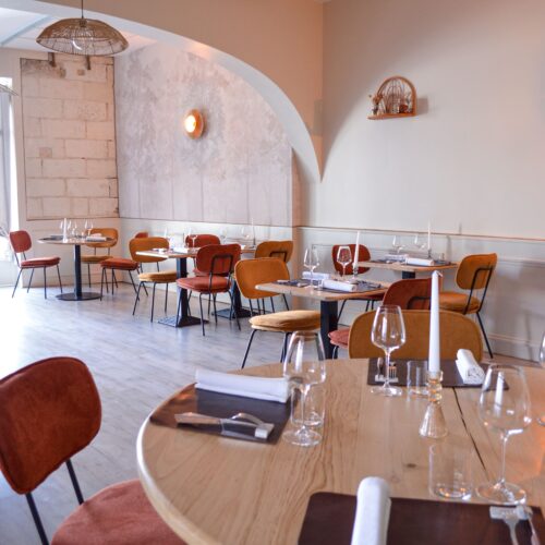 La salle baignée de lumière du restaurant Inèle à Saint Avertin