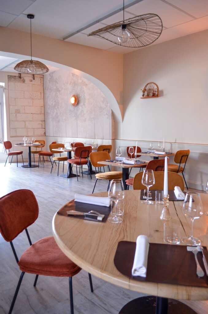 La salle baignée de lumière du restaurant Inèle à Saint Avertin
