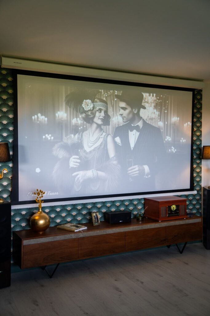 L'écran géant et le home cinéma de La Suite 1925 située à Bonna-la-Côte à moins de 20 minutes de Limoges