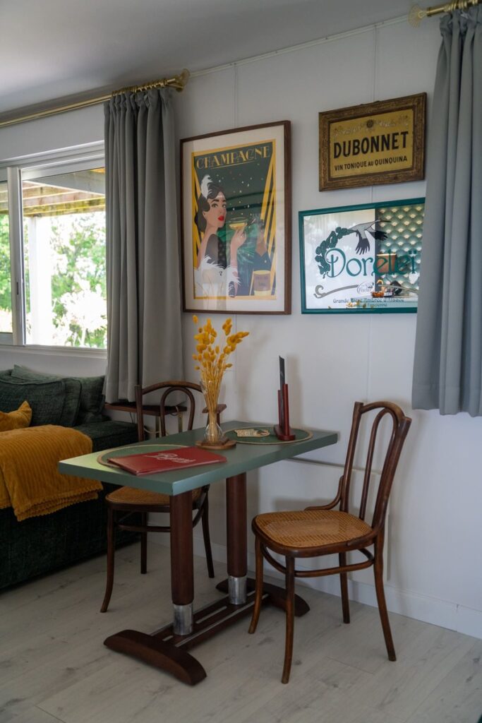 La décoration typique du début du XXè siècle de La Suite 1925 située à Bonna-la-Côte à moins de 20 minutes de Limoges