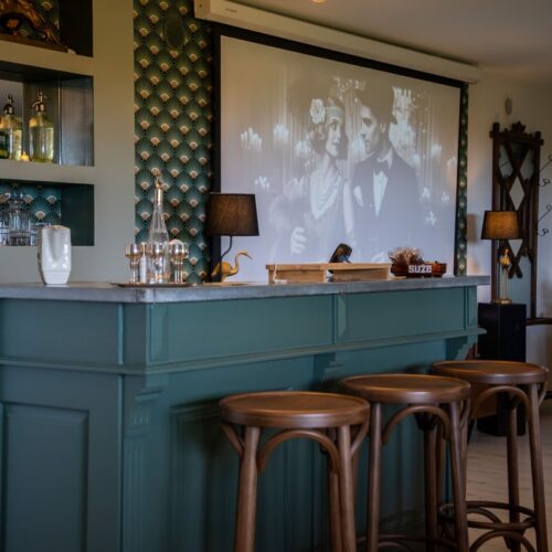 Le bar et l'écran géant de La Suite 1925 située à Bonna-la-Côte à moins de 20 minutes de Limoges